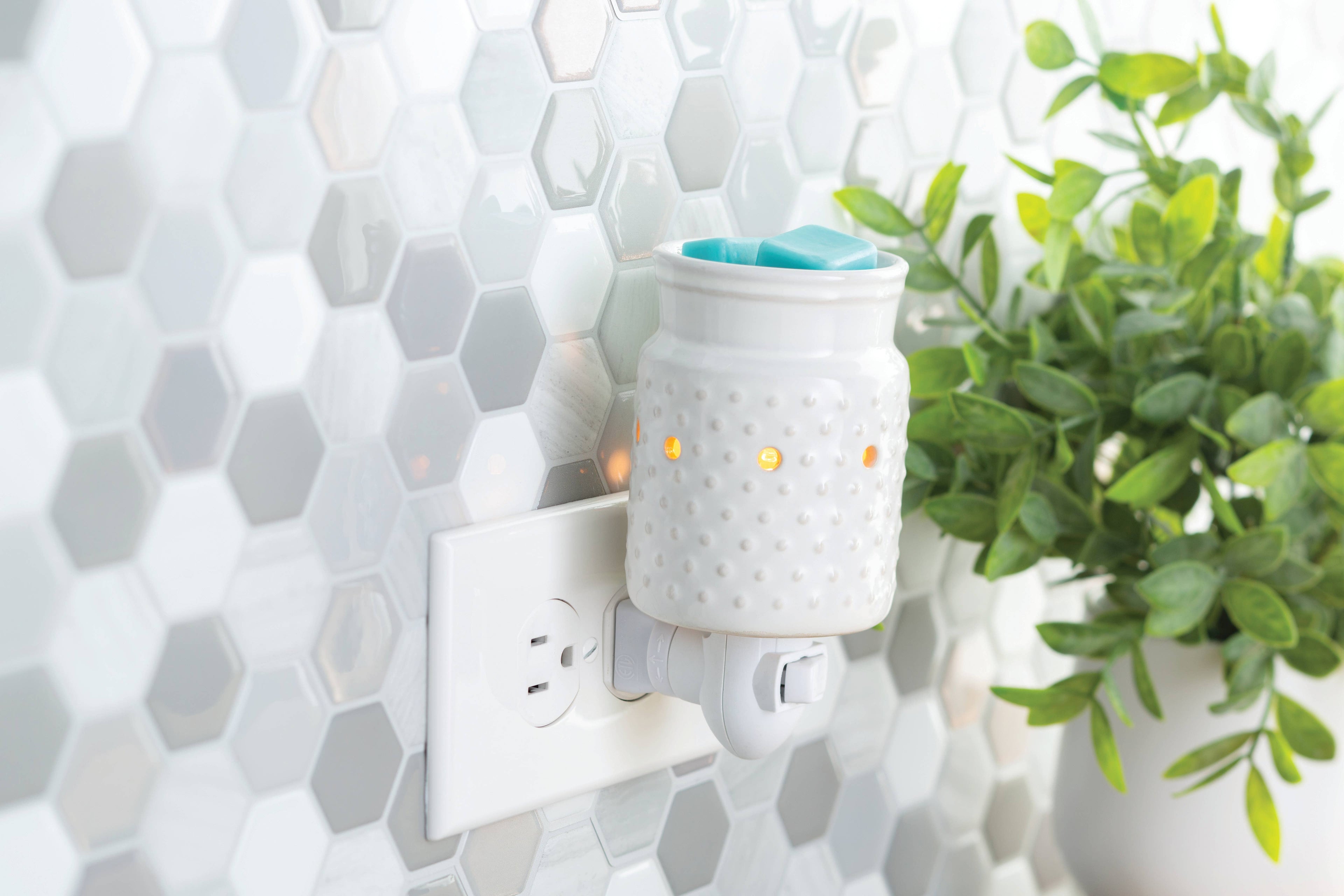 White Hobnail | Pluggable Fragrance Warmer