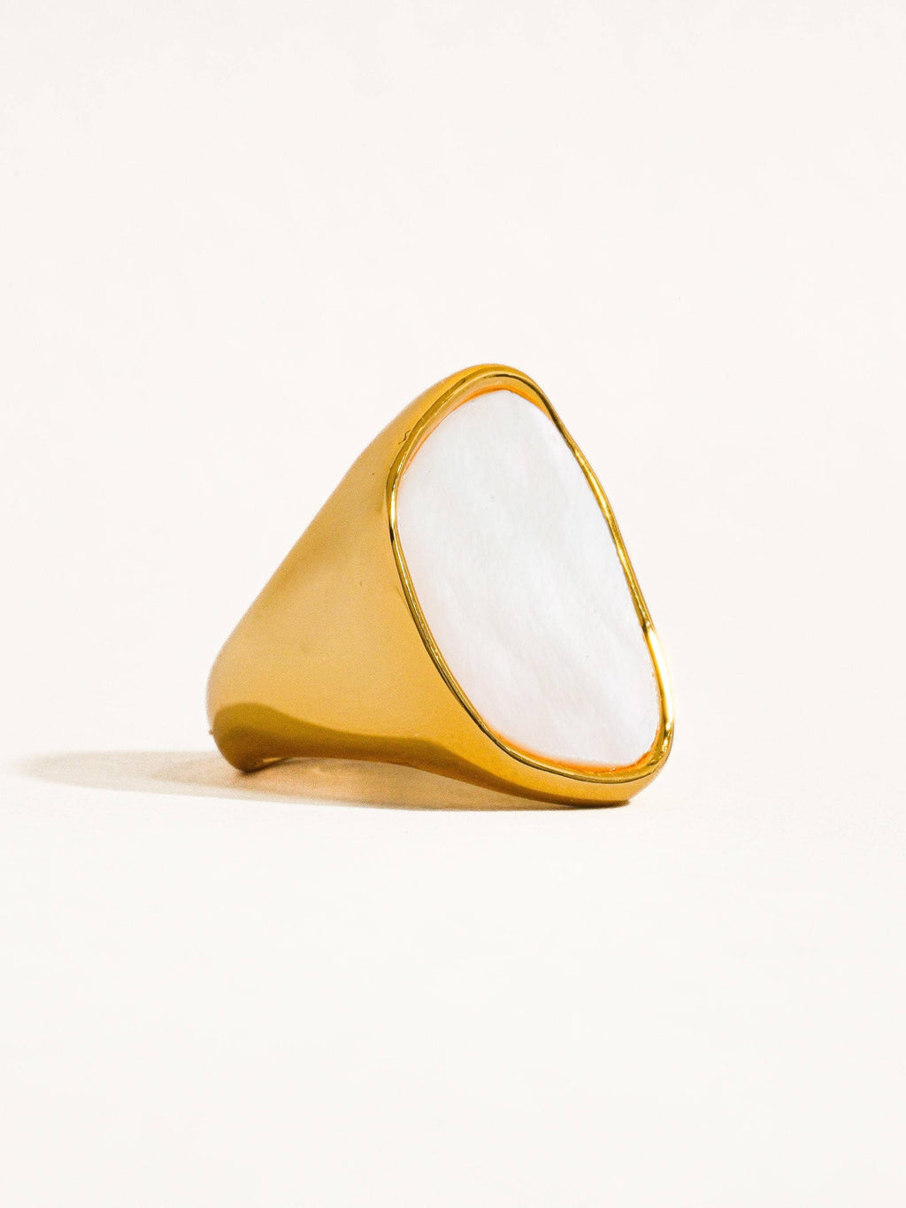 Flânerie by MAIQ - Calypso 18k Gold Natural Shell Statement Ring: White